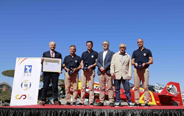 D. Álvaro de Orleans-Borbón y el Equipo Nacional de Vuelo Acrobático galardonados por su trayectoria y méritos deportivos