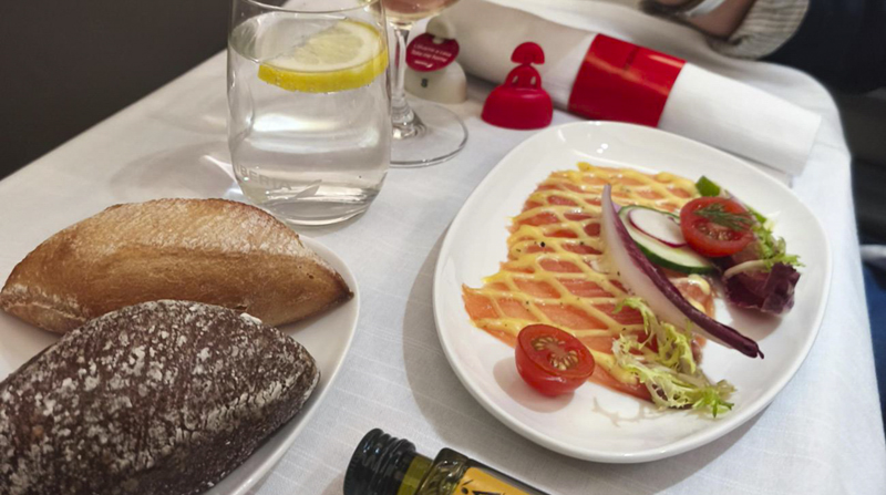 Iberia presenta sus nuevos menús de verano 2025